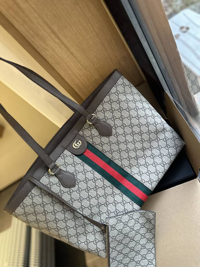 原版品质 精工制作gucci 古奇 22 新配色 燕麦色 Tote包 购物袋 男女同款 注意细节 这款购物袋将标志性图案与经典印花相结合这种经典搭配表现了对gu