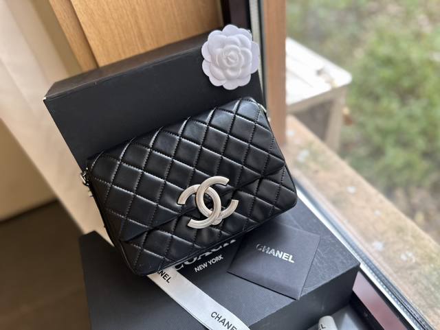 折叠礼盒官网飞机盒 Chanel 中古 链条包 黑色系的搭配很适这季节 复古氛围感瞬间拉满 尺寸24 - 点击图像关闭