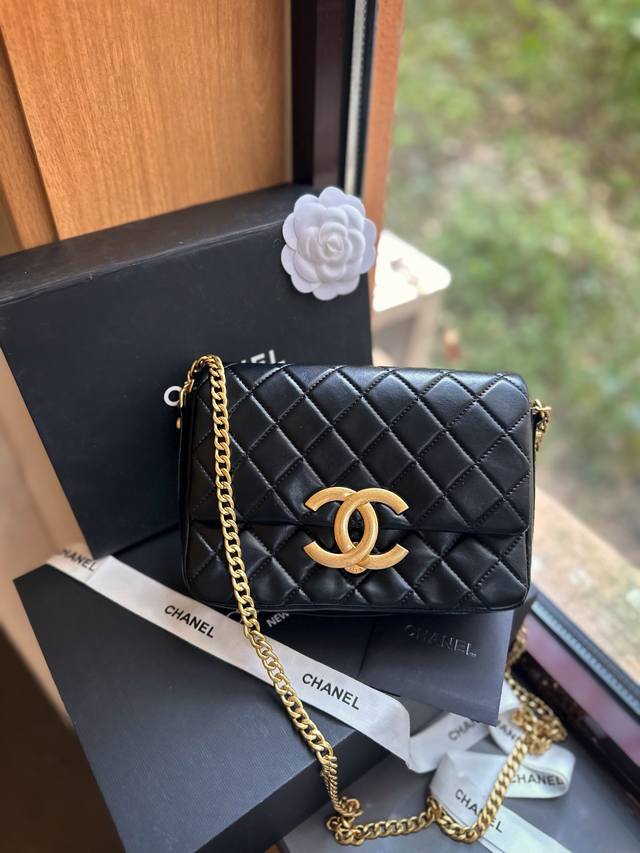 折叠礼盒官网飞机盒 Chanel 中古 链条包 黑色系的搭配很适这季节 复古氛围感瞬间拉满 尺寸24