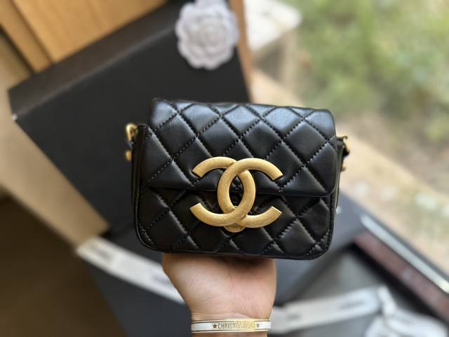 折叠礼盒官网飞机盒 Chanel 中古 链条包 黑色系的搭配很适这季节 复古氛围感瞬间拉满 尺寸16