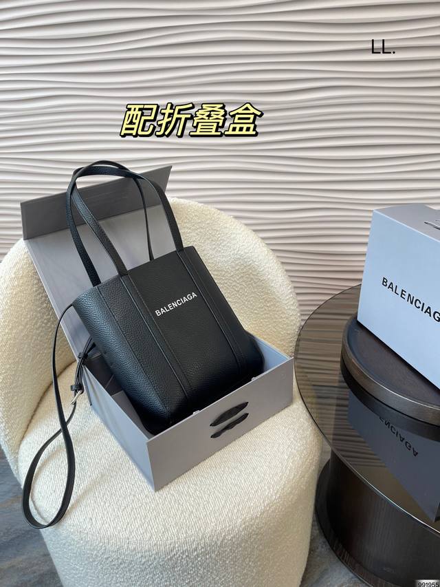 折叠盒 Balenciaga Mini Tote可爱的很哟巴黎世家这只 购物袋 大小刚好再大就会不时髦 再小就装不下东西s装塞下手机口红钥匙啥的没问题推荐你们买