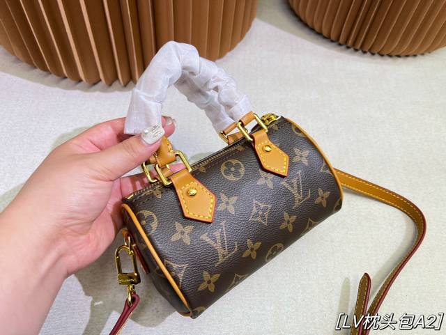 密封折叠礼盒包装 Lv Speedy Nano 新品枕头包 新品挂钩版枕头包 经典老花搭配牛皮 小巧精致的一款 尺寸:16Cm