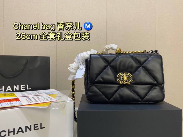 原单 Chanel19Bagi1男生女生都可以拥有的小香这个包又多 不需要我多说了 大logo黑金标志辨识度很高 我觉得大小刚刚好容量够日常使用 休闲风和淑女风