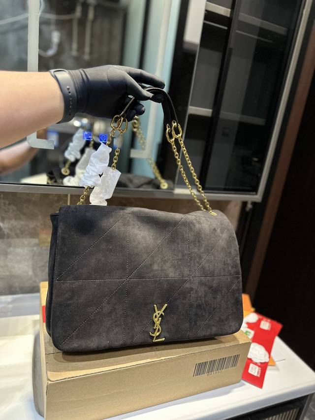 圣罗兰ysl Jamie翻毛皮购物袋 上身真的巨好看 就是随性潇洒又精致的感觉 越看越爱 只一眼就吸引惹人眼球的包 王炸 J尺寸41 26