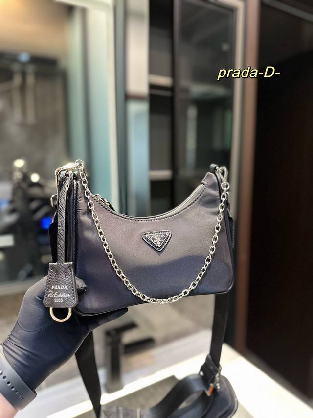 礼盒包装 Prada 2022 三合一hobo 肩背包 斜挎 秀场最火单品 旅行 健身 生活 聚会 街拍 都ok 很有高级感 时装feel 尺寸 22 12