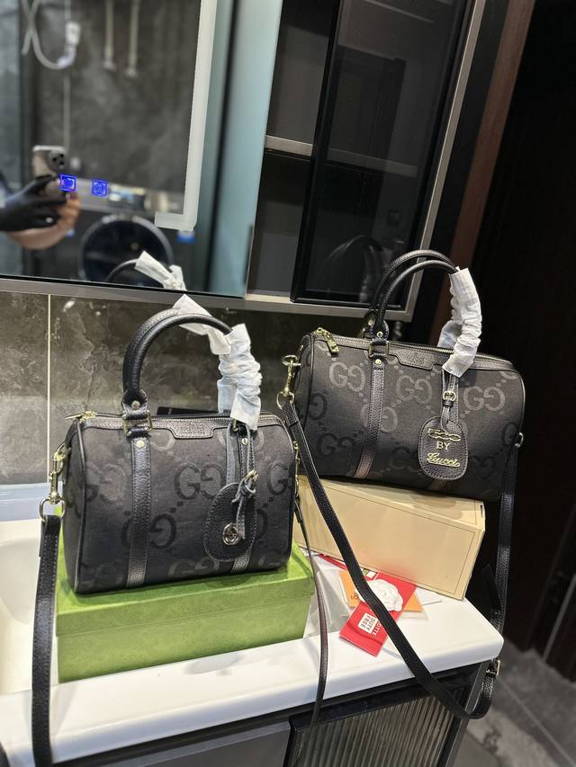 Gucci 波士顿 枕头包 最新系列 这个款复古韵味特别浓 原版内里 上身效果也超赞 主要以精致特别的五金来提升整体质感 Ws Size:30Cm 25Cm