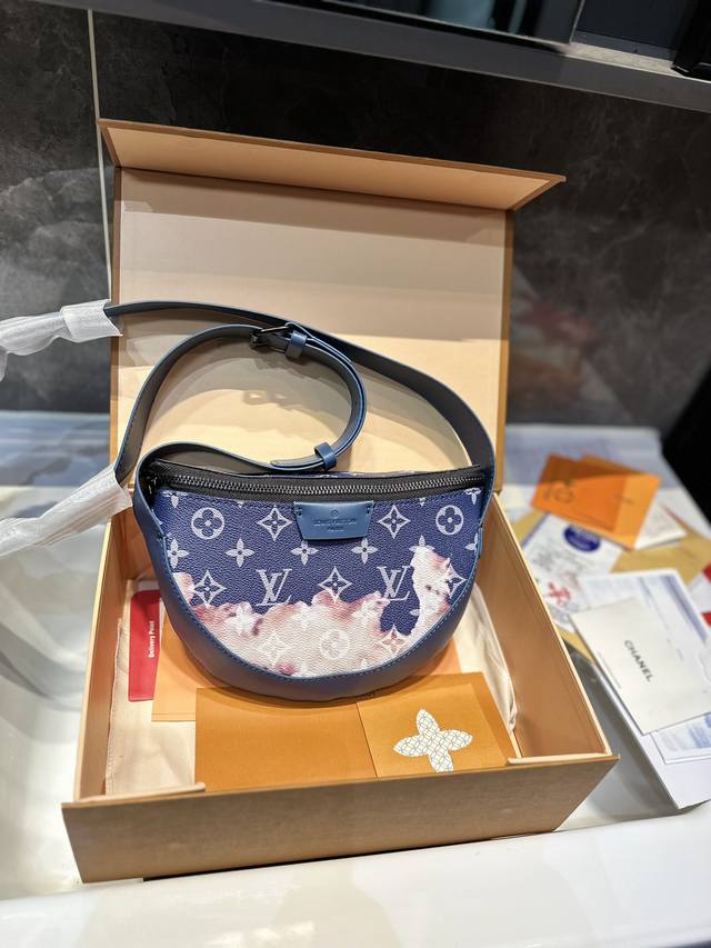 Lv Moon Crossbody 手袋以 Monogram Eclipse 涂层帆布搭配皮革饰边和肩带 考究俊逸气息不言而喻 半月形轮廓方便前后斜挎 可轻松收