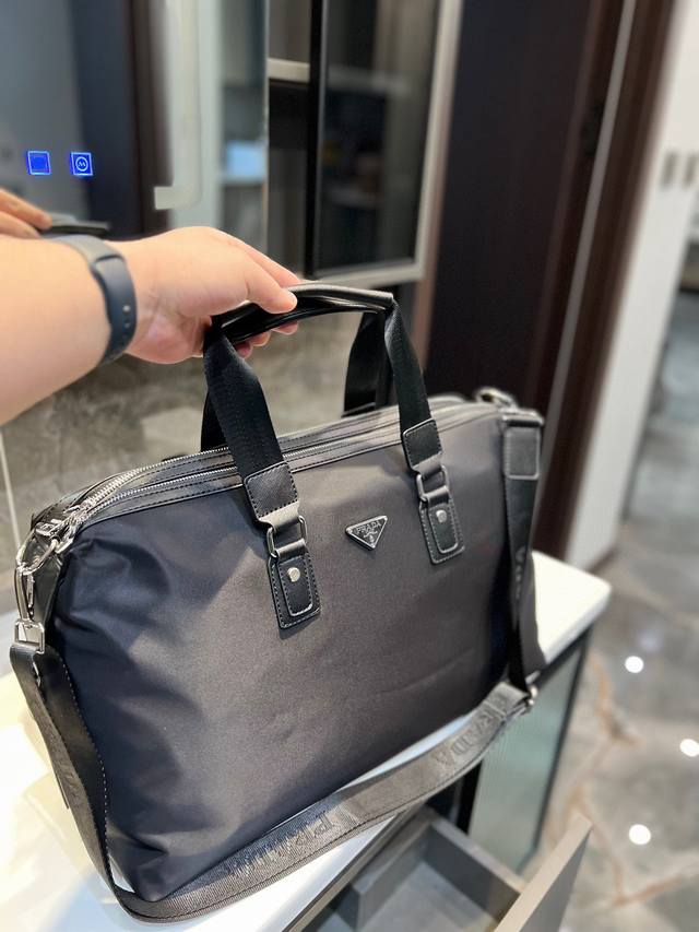 Prada 普拉达 旅行包 度假系列经典购物袋带手柄大号旅行包休闲百搭 越发自然 简易的搭扣设计 任何细节对版布料 对版logo 品质超赞 此布包成为专柜爆款