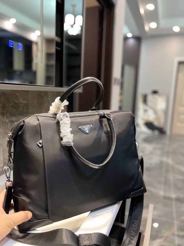 Prada 普拉达 旅行包 度假系列经典购物袋带手柄大号旅行包休闲百搭 越发自然 简易的搭扣设计 任何细节对版布料 对版logo 品质超赞 此布包成为专柜爆款