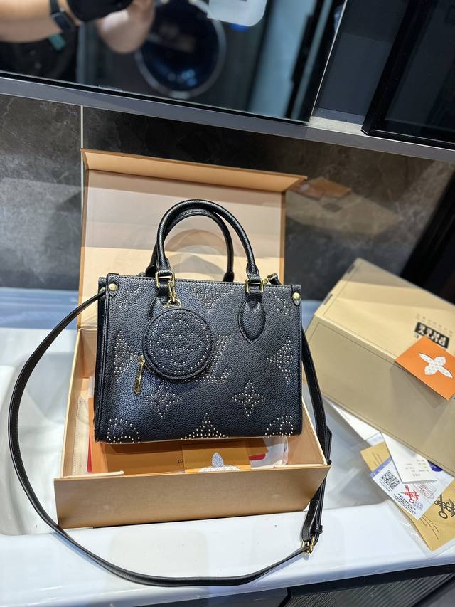 Lv 新品来啦 真 金 包金色钉珠组成monogram图案 每颗钉珠表面都镀了0 25微米的金 J尺寸25Cm