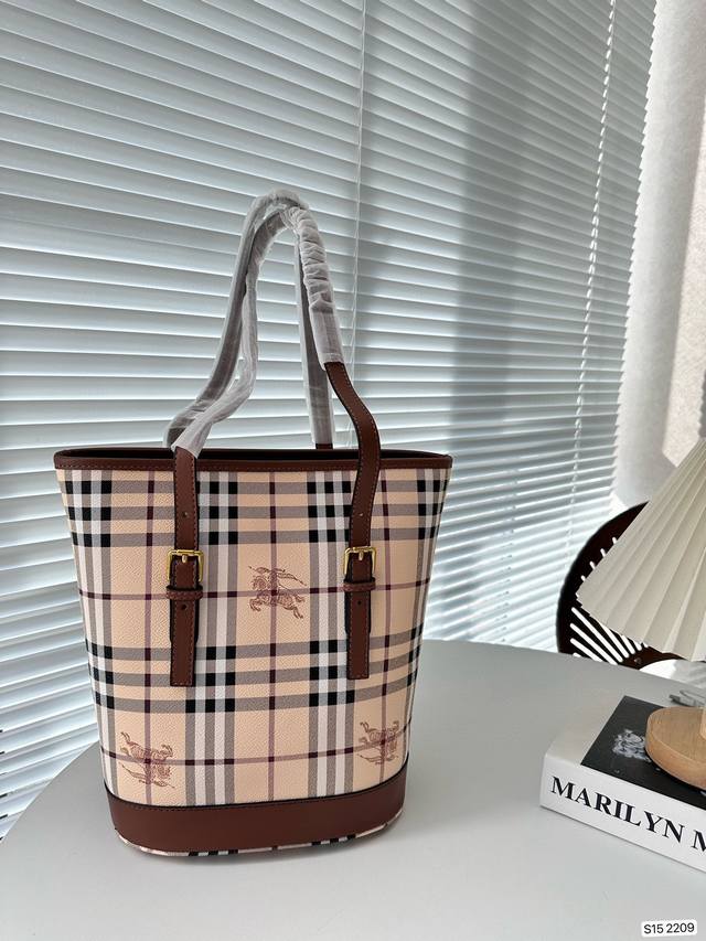 Burberry 巴宝莉水桶 专属标识提花 男女通用背包 经典logo搭配原厂工艺材质 休闲百搭 采用精湛镶嵌细工 尺寸2 28 货号 9