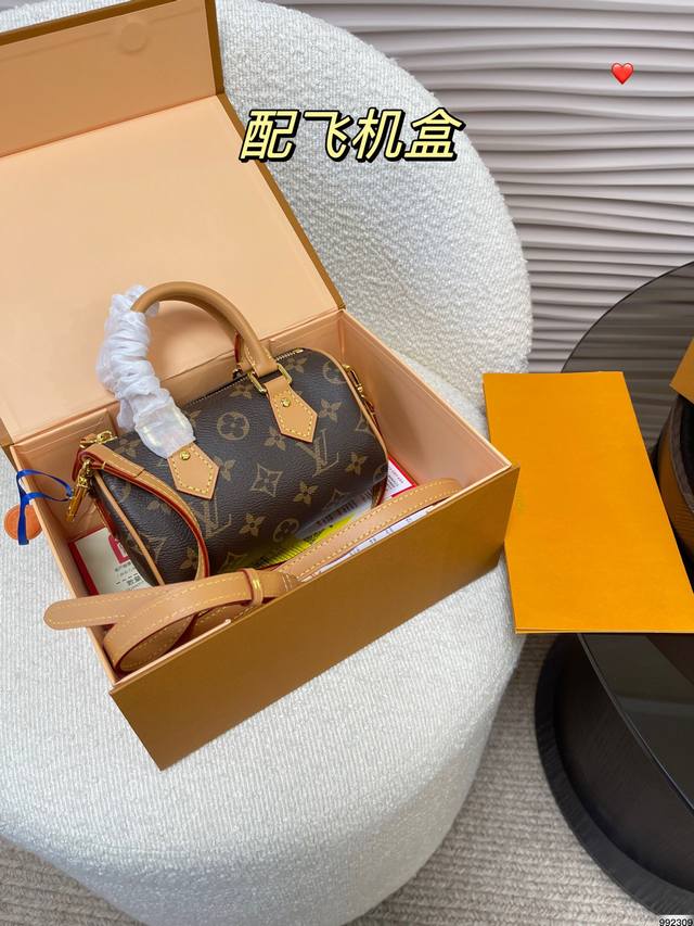 飞机盒 Lv Speedy 枕头包 Lv 新款系列 枕头包 手袋 全网首发 Lv Speedy Nano 枕头包这款retiro 手袋以标志性 经典永恒 优雅低