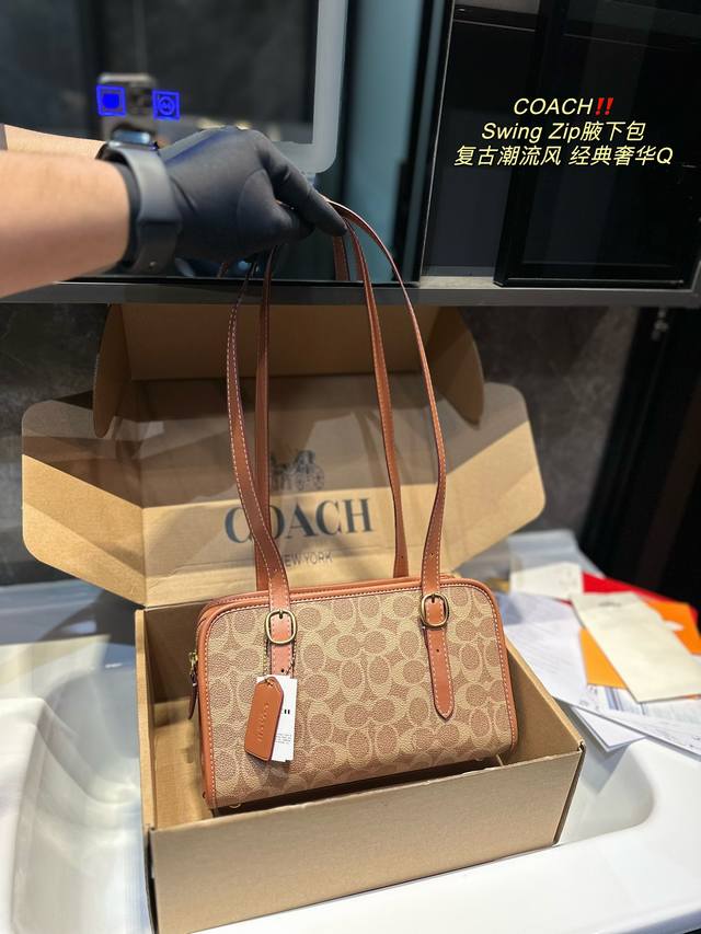 礼盒包装 Coach来活啦10月新 Swing Zip Coach新品10月新品 复古潮流风再度来袭 1 肩带可调节长度 足够的腋下肩带 轻松打造腋下包型 2