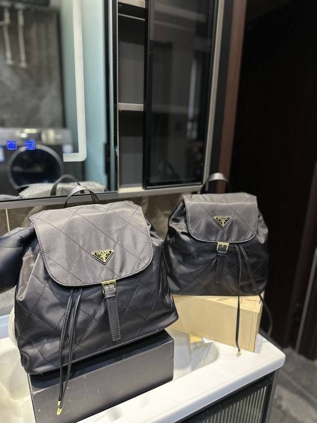 Prada洋气单品 双肩包 这个系列将是prada接下来一整季的主打款式 Prada 手袋的曲线型设计分外醒目 当手包很优雅 时尚百搭 打麻将逛街也很轻便哦 T