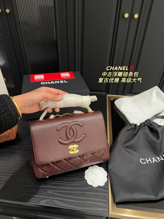 折叠盒尺寸22 14 香奈儿chanel 中古浮雕链条包 秋冬非常适合哦 链条包设计浮雕大 Logo 很复古的质感 手感也很好 上班族必备 通勤感十足