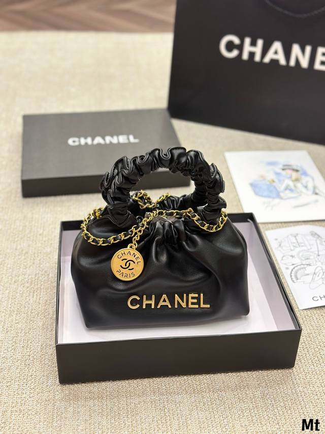 Chanel 水桶包慵懒随性又好背 上身满满的惊喜 高级慵懒又随性 彻底心动的一只 Size 20 15Cm