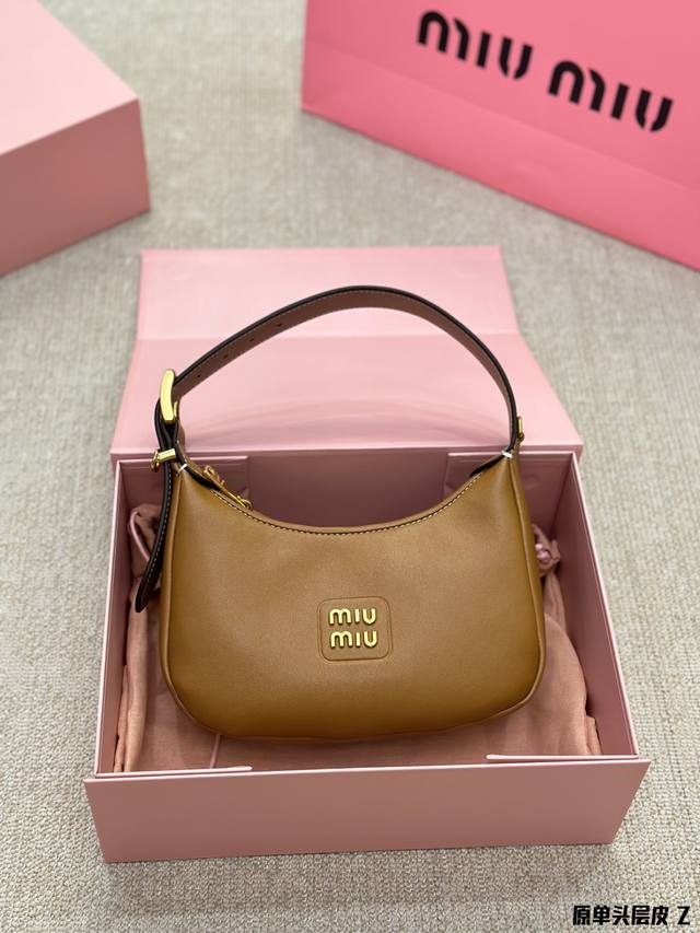 原单头层牛皮 Miumiu期待已久的2023 Hobo 腋下包包 快来围观吧 2023系列包包 简洁利落的设计 凸显功能性 实用主义 柔软舒服的触感 彰显 Mi