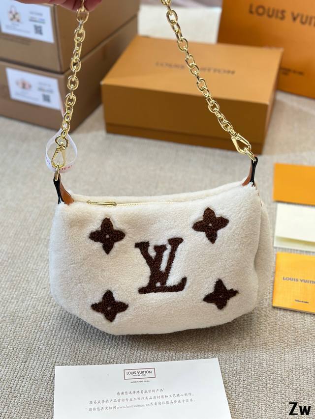 Lv 冬季最新teddy系列高版本 腋下毛毛手感超级好 秋冬搭配起来超级美腻 超级推荐 走秀款同步 上身效果好 原版五金带logo 超级洋气 奢华高贵的象征 走 - 点击图像关闭