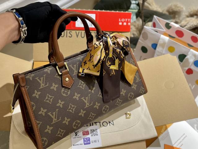 礼盒包装 送丝巾 Size 25 14Cm Lv 中古tote 购物袋 有隐藏的背带设计 可单肩 可手提 搜索 Lv Onthego丛林新款