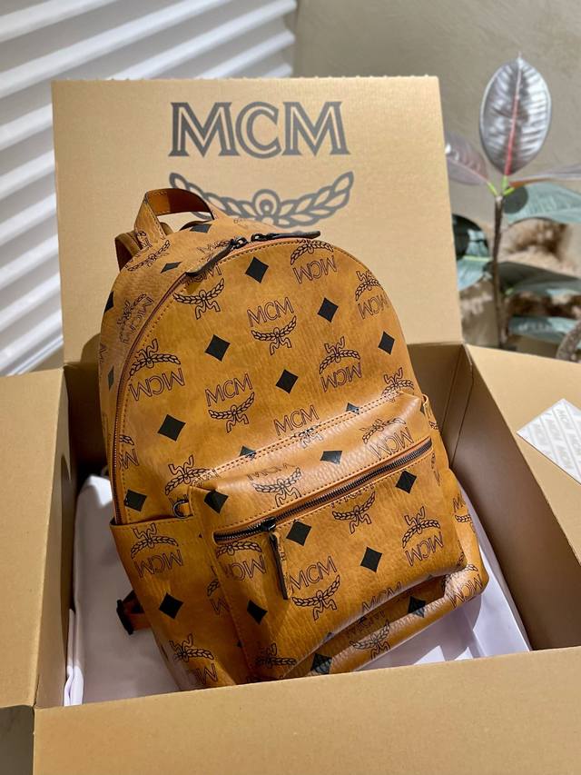 原单 官网飞机箱包装 Mcm 23 新品 Maxi双肩包 颜值爆表 质感爆棚的美 上身真的太太太有质感啦 日常逛街不要太吸晴 尺寸30 41