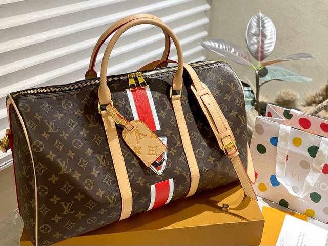 Lv Fw23 新品 旅行袋 机场旅行包来咯lv专柜同款旅行包 范冰冰 杨幂 刘涛各路大牌明星同款我有自留一直在用每个摩登旅者 都要拥有一只帅气能装的旅行袋 时