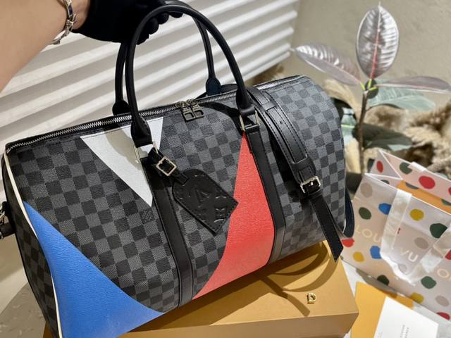 Lv Fw23 新品 旅行袋 机场旅行包来咯lv专柜同款旅行包 范冰冰 杨幂 刘涛各路大牌明星同款我有自留一直在用每个摩登旅者 都要拥有一只帅气能装的旅行袋 时