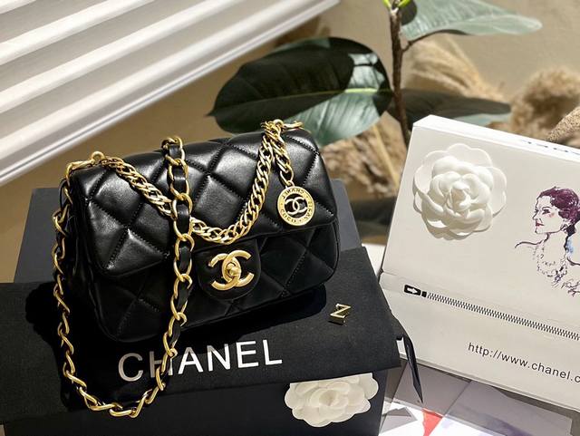 原版皮 折叠礼盒 Chanel 23S 金币 Cf 今年chanel杀疯了 新款23S金币cf 是一眼心动的小羊皮 非常有质感肩带是粗皮穿链 前面加了链条是可以