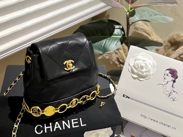 折叠礼盒 Chanel 23P Mini 金币双肩包 黑色系的搭配很适这季节 复古氛围感瞬间拉满 尺寸19 17Cm