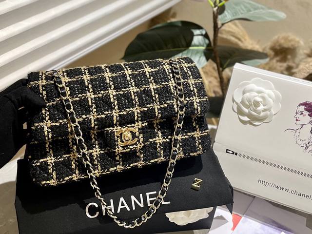 粗花呢 折叠礼盒 Chanel 黑金毛呢cf 经典之最 四季必备的原单系列 女神包 名媛超爱时尚宠儿 拥有超久历史 女人们的挚爱法宝 简约优雅凸显气质 不论单肩