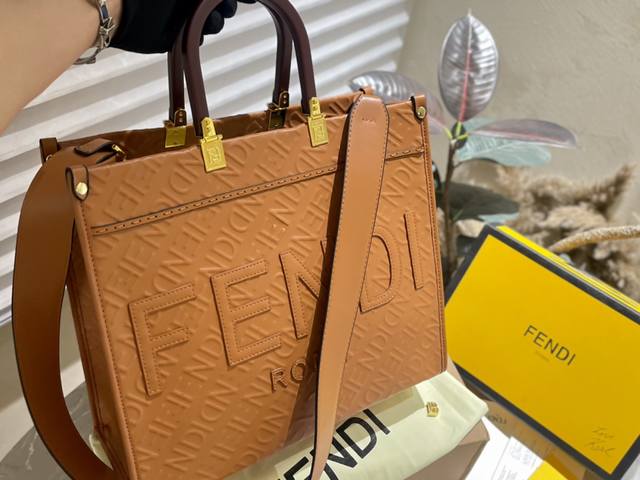 浮雕 尺寸 35 30Cm Fendi Peekabo 购物袋 经典的tote造型 托特包