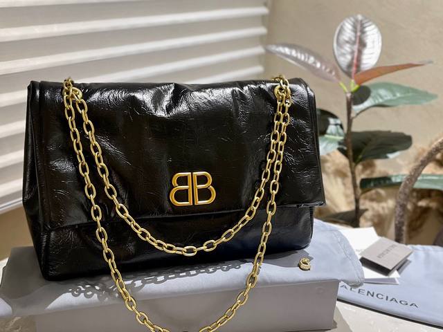 油蜡皮 礼盒包装 巴黎世家balenciaga Monaco链条包 不羁中带有一丝沉稳 高雅又不失慵懒 百搭是基本调性 能装才是立身之本 轻盈柔软不难打理 还有