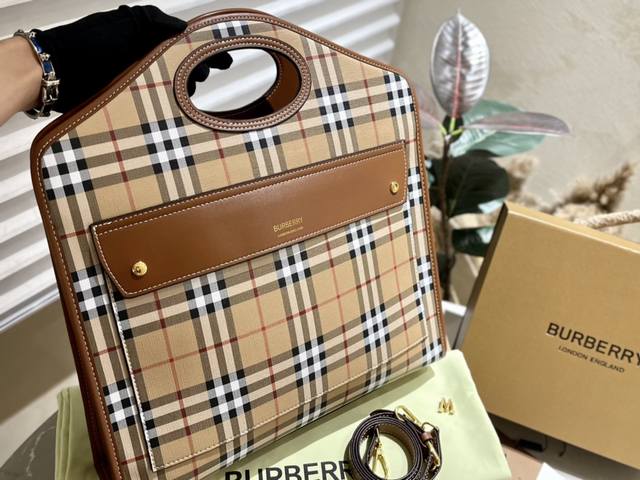 Burberry 原单货 巴宝莉专柜经典邮差包实用耐久的 Canvas 格纹tote 水桶包 采用黄麻与棉混纺材质防水麻料 顶部皮革提柄 四季必备 林心如等各大