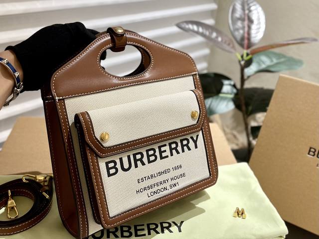 折叠礼盒 Burberry 一包难求 博柏利burberry简直太好看有质感的棕色帆布拼接复古又不失休闲感而这个系列最有特色的一-定就是这只[Pocket Ba