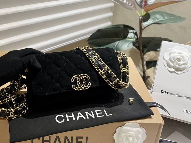 纯皮 鹿皮 折叠礼盒 Chanel 23K 粗链条方胖子cf包 慵懒随性又好背 上身满满的惊喜 高级慵懒又随性 彻底心动的一只 Size 19 12Cm