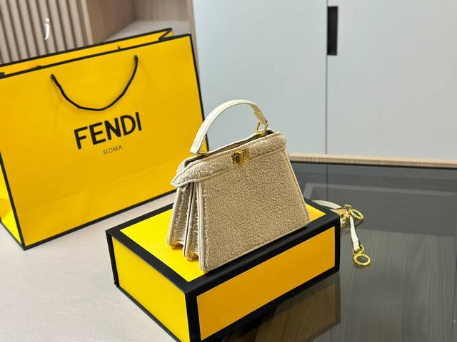 配折叠盒 Size 20 16Cm 芬迪 Fendi Peekabo 经典的tote造型 但是这款最大的特点 手提斜挎