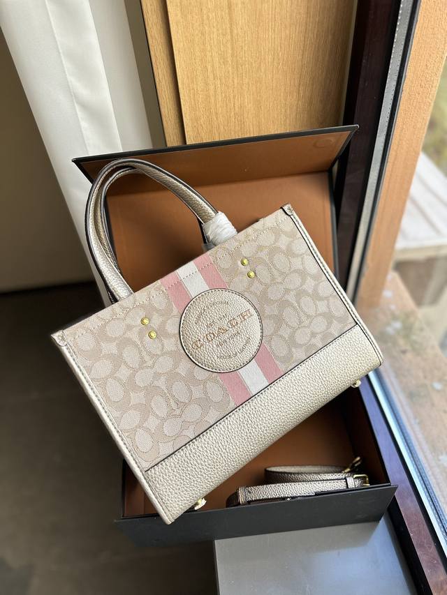 礼盒包装 Coach 蔻驰 新配色 Dempsey Tote 购物袋 原版皮 这是什么神仙配色 毫无抵抗力 单肩手提都可以 容量超级大 耐磨耐脏 砖柜一比一 可