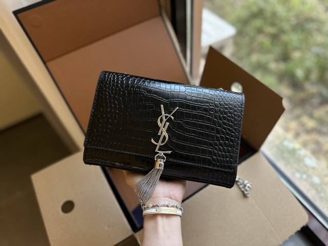 牛皮 折叠礼盒包装 Ysl Kate流苏包 圣罗兰王子文同款 Woc 链条包 圣罗兰 Ysl 专柜最新同步款 来自最新一季的绝妙设计 经典的monogram L