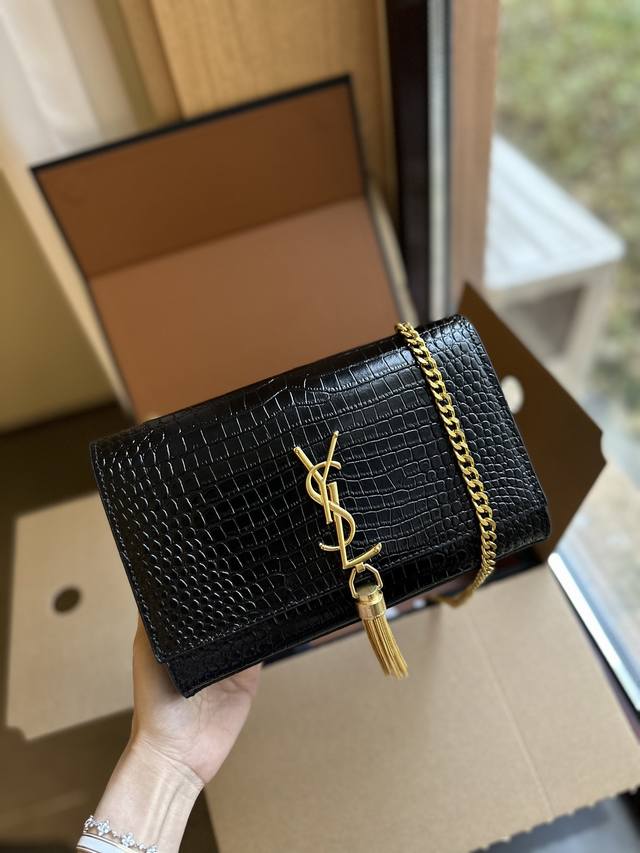 牛皮 折叠礼盒包装 Ysl Kate流苏包 圣罗兰王子文同款 Woc 链条包 圣罗兰 Ysl 专柜最新同步款 来自最新一季的绝妙设计 经典的monogram L