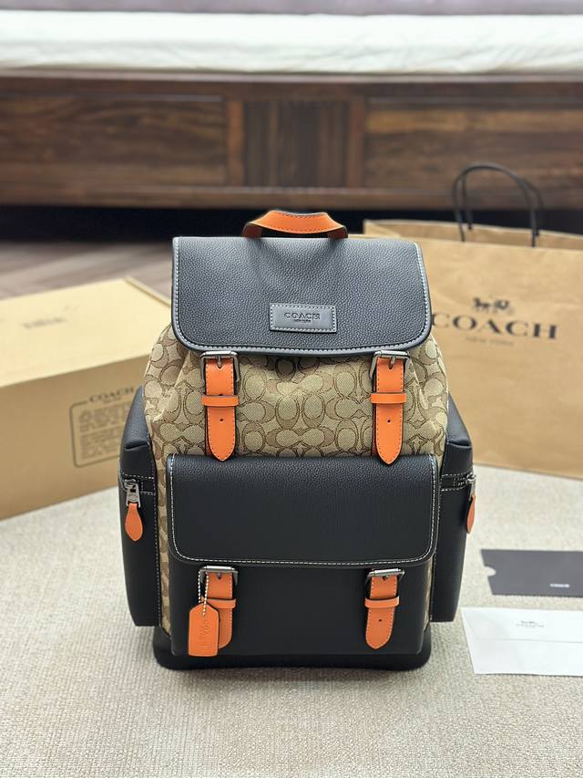 牛皮版本 Coach 印花双肩包 Sprint Backpack 多功能槽能放置小物品 翻盖搭扣与抽绳结合 正面能放置最大号的手机 可容纳市面上最大的笔记本电脑