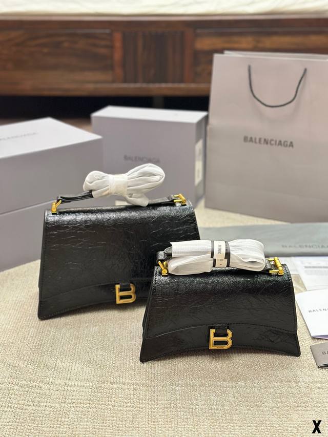 Balenciaga 秋季新款 Crush 包款強勢登場 独特的标志 性弧线形状造型底部设置一个圆润光滑的拱形弧线 以解构手法重释经典 Or柔韧的造型易于折叠和