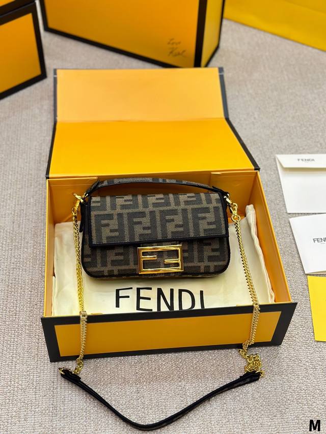 Fendi Vintage 链条法棍包 2023年米兰时装周街拍中 潮人们背的最多的包包大概就是fendi芬迪的这款腋下包了 经典布料 有种慵慵懒懒的街头风 戚