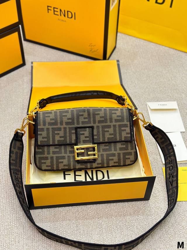 Fendi Vintage法棍包 2023年米兰时装周街拍中 潮人们背的最多的包包大概就是fendi芬迪的这款腋下包了 经典布料 有种慵慵懒懒的街头风 戚薇 R