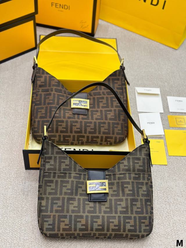 Fendi Vintage腋下 牛角包 2023年米兰时装周街拍中 潮人们背的最多的包包大概就是fendi芬迪的这款腋下包了 经典布料 有种慵慵懒懒的街头风 戚