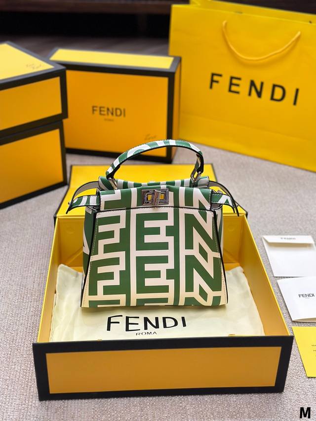 涂鸦 尺寸 23 16Cm Fendi 芬迪 Peekaboo 系列 躲猫猫 两个隔层均以经典peekaboo转锁开合 硬隔板并设有一个拉链口袋