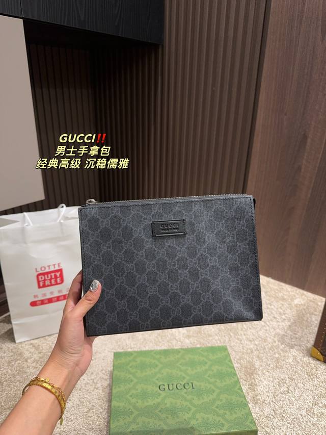 配盒尺寸25 18 酷奇gucci 男士手拿包 格调满满 自带一股低调沉稳儒雅的气息 版型挺阔 很有型 越用越有沉淀的味道 更加低调 沉稳