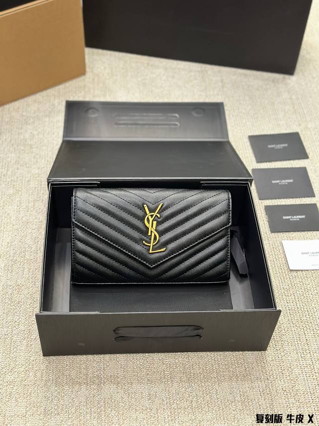 复刻版 牛皮 Ysl Woc链条包信封包ysi家当之无愧的入门经典款 超级耐燥这个皮质真的是我最爱的皮质之一不怕刮牛皮的纹理也有质感 相比金链我更喜欢链非常耐看