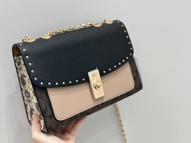 带钉 不带钉 牛皮 Size 26*15Cm Coach 家 Lane 2021新品 性价比超高 锁扣很是加分 配折叠礼盒