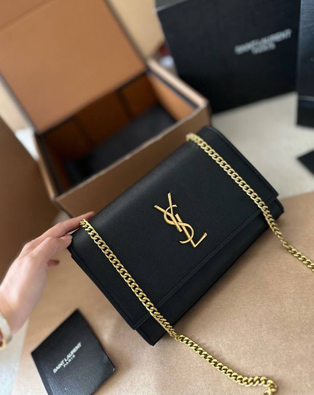 礼盒包装 Ysl Kate圣罗兰王子文同款 Woc 链条包 圣罗兰 Ysl 专柜最新同步款 来自最新一季的绝妙设计 经典的monogram Logo点缀 超大容