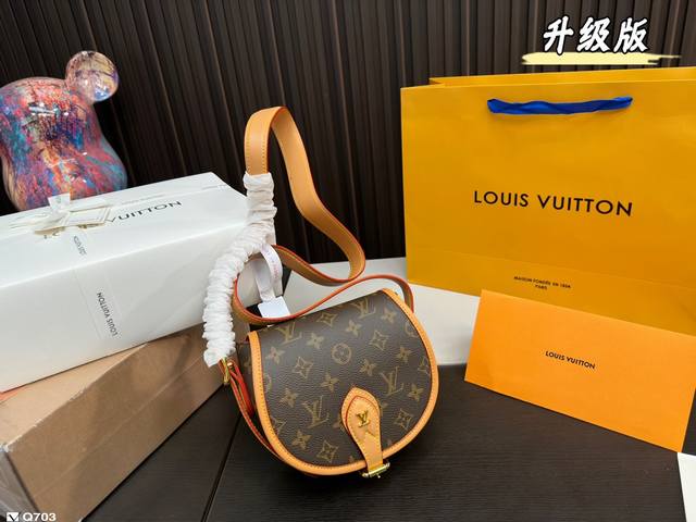 新包装 Lv Tambourin马鞍包 M44 Lv Tambourin马鞍包 这款马鞍包灵感来源于 3年的同系设计 Tambourin系列再现巧手鼓造型 重新