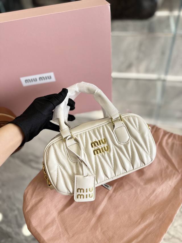 Miumiu今年zui火保龄球包 来自仙女品牌miu家结合miumiu标志性的褶皱设计制作而成 精选质感面料 加以严谨的绗缝线 打造大大小小却又带规矩的菱格 走